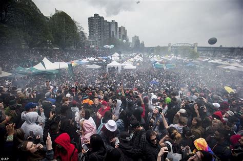 Stoners Celebrate 420 Day In Huge Gatherings Across The Us Daily Mail