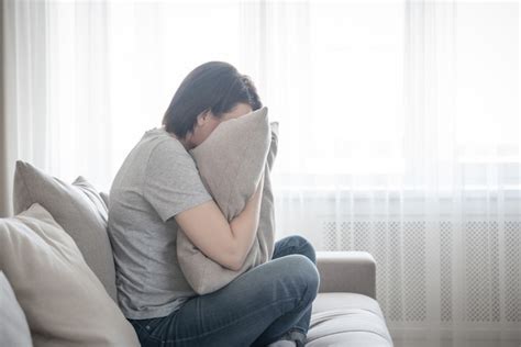 Triste Mujer Deprimida Llorando En Concepto De Almohada Soledad Y