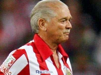 Los jugadores del emblemático equipo del guadalajara que le dio siete títulos al club, a mediados del siglo pasado, llegaron para despedir a la leyenda. Chivas lamenta el fallecimiento de 'Chava' Reyes