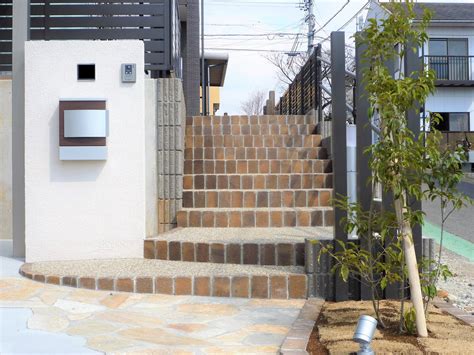 玄関アプローチに階段は必要？あると便利な快適機能のご提案 | 愛知県岡崎市のエクステリア・外構 ライフ・ランド