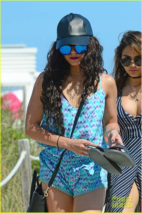 Vanessa Hudgens And Stella Get In A Fun Boat Ride In Miami Photo 3626135