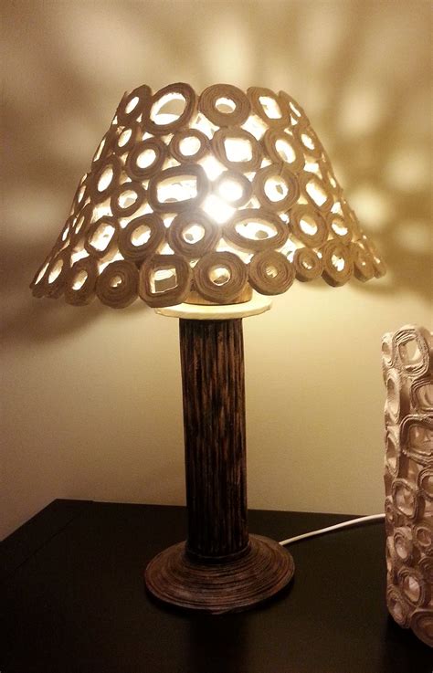 E' un materiale molto personalizzabile ed estremamente versatile, che si presta a numerosi spunti e ispirazioni. Lampada da tavolo: paralume con carta da riciclo - Cose di ...