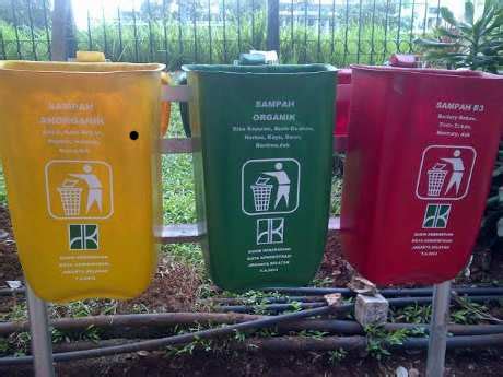 Sampah organik dapat mengalami pelapukan (dekomposisi). Balada Tempat Sampah 3 Warna di DKI