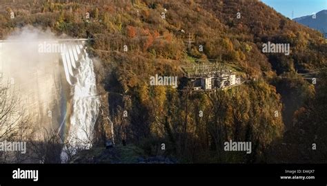 Barrage De Contra Verzasca Tessin Suisse Cascades Spectaculaires De