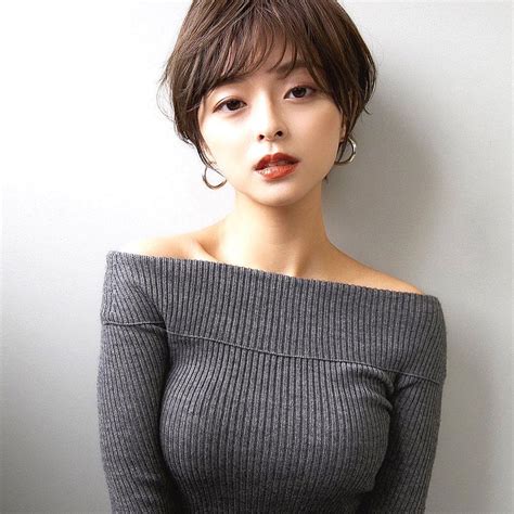 Shoulder Length Beautiful Women Hairstyle Nude Turtle Neck Female