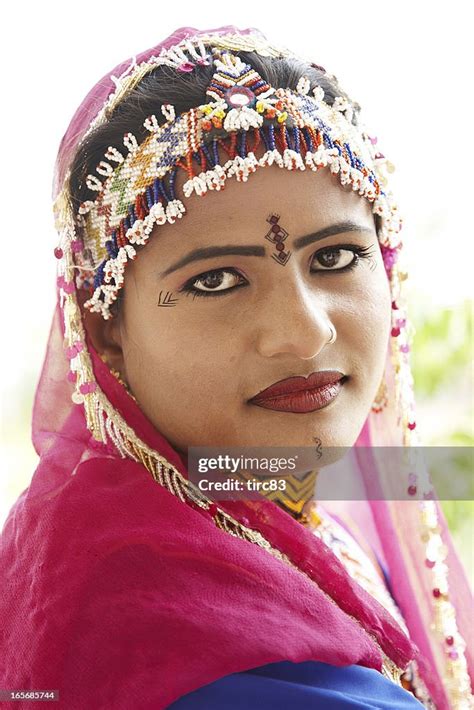 Attraktive 18 Jahre Alte Indische Mädchen In Traditionellen Kostümen Stock Foto Getty Images