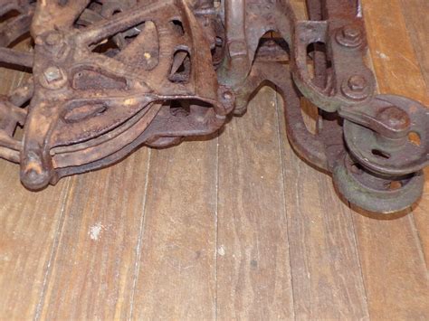 Antique Vintage Cast Iron Unloader Hay Trolley Carrier Barn Farm Pulley