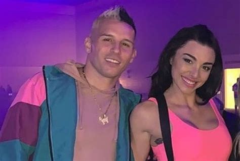 Bear, 29, appeared on ex on the beach and celebrity big brother before traveling to what's being dubbed the middle of nowhere to compete on the 33rd season of the mtv show. Kailah Casillas Leaves Boyfriend of 3+ Years Mikey P for Her 'Challenge' Co-star Stephen Bear ...