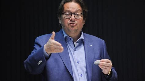 Drie arbiters moesten oordelen of coucke en het investeringsfonds waterland destijds bedrog hebben gepleegd toen ze omega pharma verkochten . Marc Coucke: grappenmaker als het kan, keihard als het ...