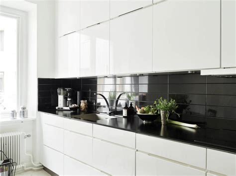 Las cocinas modernas se ocupan tanto de la practicidad de estos ambientes, como también del diseño y el estilo de los mismos. Ideas de revestimientos para las paredes de la cocina ...