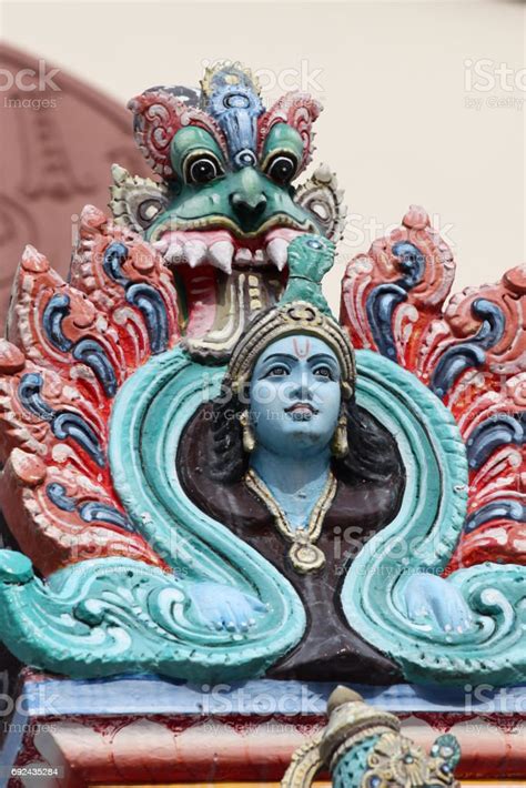 Patung Arsitektur Dan Simbol Agama Hindu Dan Buddhisme Singapura Foto
