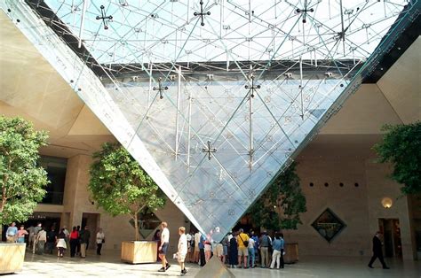 Pirámide Del Museo Del Louvre De Resena Arquitectura De Vidrio