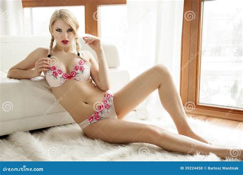 mooie en sexy vrouw in witte lingerie stock foto image of portret kousen 39224458