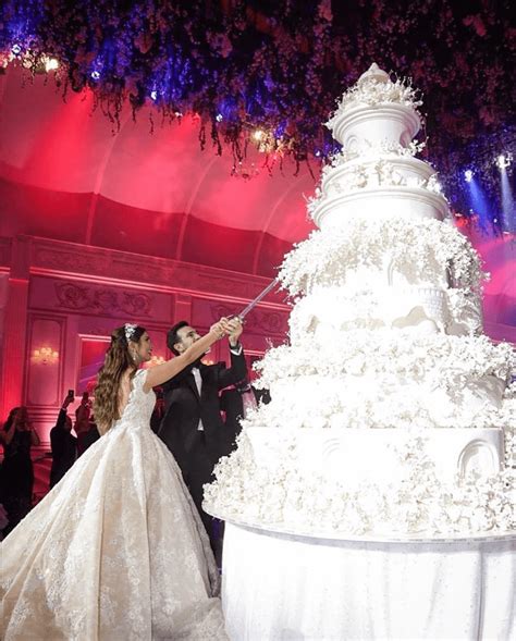 This Is Possibly The Biggest Wedding Cake Youve Ever Seen 234star