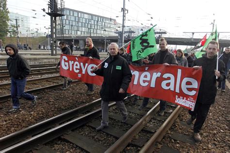 Sur l'application choisissez ajouter un billet. Grève à la SNCF, grève générale ? par Jacques Sapir | Defend Democracy Press