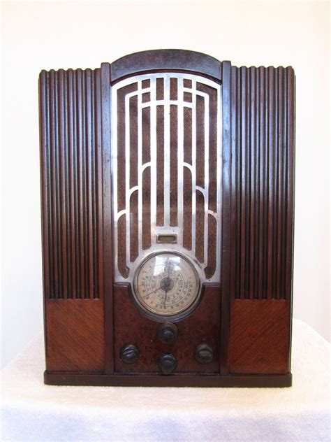 On 5 november the same year the local tube station was renamed from gillespie road to arsenal. anyskin | Art deco bedroom, Art deco architecture, Antique ...
