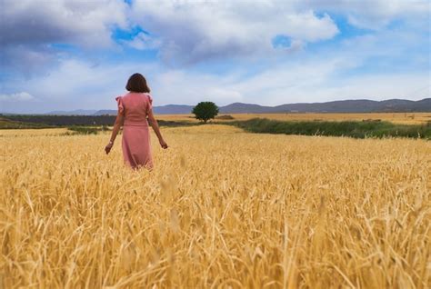 Premium Photo Woman Posing In Wheat Field
