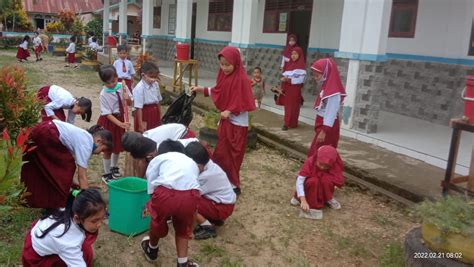 Fgh Dan Ratusan Murid Sd Dan Paud Pungut Sampah Di Sekolah Bondoid Berita Online Indonesia