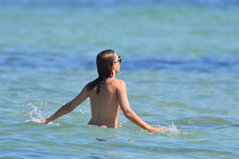 Des Photos De Eve Angeli Toute Nue Sur La Plage Whassup