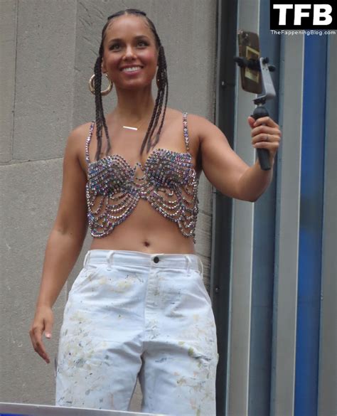 Alicia Keys Stops Traffic By Radio City During RC Rooftop Shoot In NYC