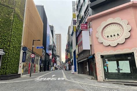 주저 앉은 화장품 로드숍 온라인·해외 집중해 재기 노린다