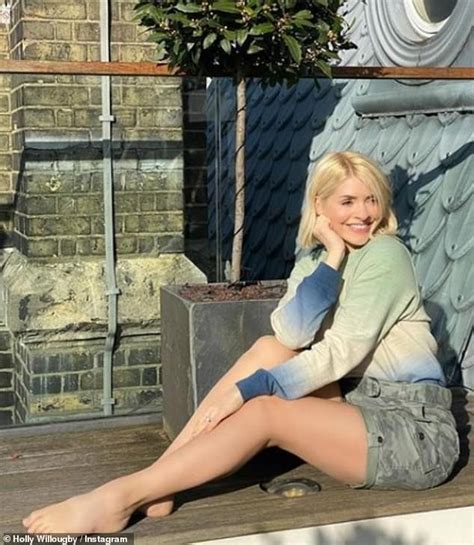 Holly Willoughby Shows Off Her Lithe Legs As She Soaks Up The London Sunshine Daily Mail Online