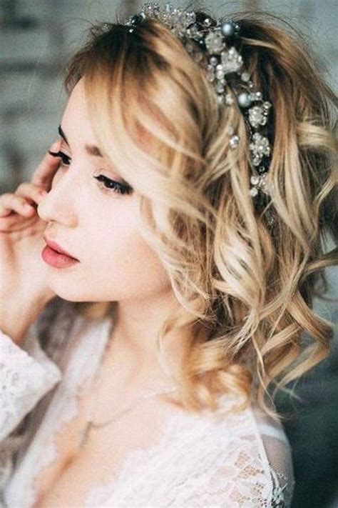 20 Medium Length Wedding Hairstyles For 2021 Brides Emmalovesweddings Headbands For Short