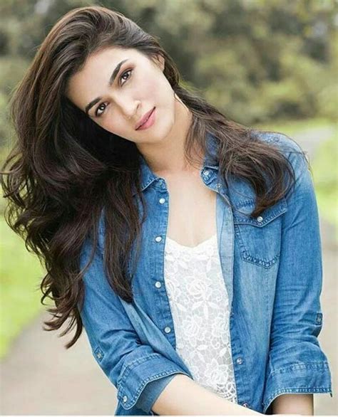 Kriti Sanon Admirers On Twitter This Eye Catching Pic Of Kritisanon Will Get You All Over The
