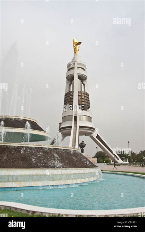 Monumento A Turkmenbashi En La Plaza Independencia De Ashgabat