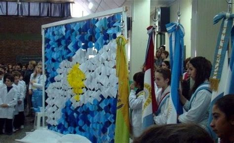 Corazón de bandera argentina * el diseño se describe en blanco y se ve muy bien en todos los colores enumerados. Las banderas, custodiando una obra hecha por los alumnos ...