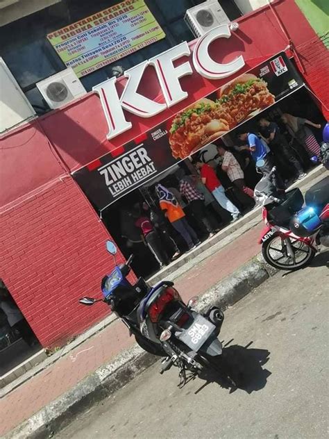 Rasa lazat yang ditawarkan oleh kfc memastikan pelanggan. KFC Malaysia Kena 'Serang' Gara-Gara Snack Plate, Netizen ...