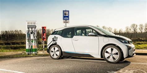 And maximizes your enjoyment of electric driving. BMW e Porsche: insieme per FastCharge, ricariche a 450 kW ...