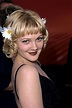 Drew Barrymore at the 1998 Oscars | 90s hairstyles, Short hair with ...
