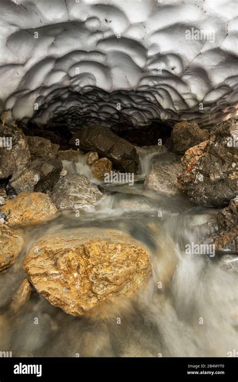 Snow Cave Mountain Bed Hi Res Stock Photography And Images Alamy