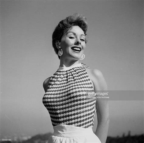 Actress Jeanne Crain Poses At Home In Los Angeles California Jeanne Crain Old Hollywood