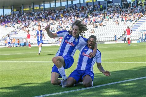 In 1987, fc porto an aa gained the uefa supercup (anither first for portugal) an, in 2004, it brocht portugal's first uefa champions league trophy. FC Porto sagra-se campeão nacional de juniores | Futebol ...