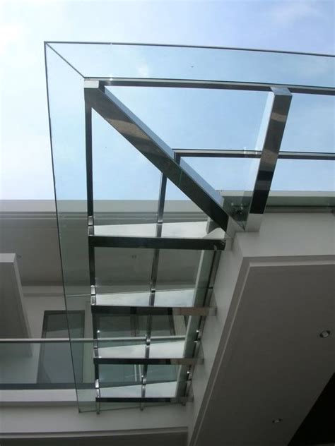 Canopy kaca adalah cara sempurna untuk menambahkan gaya dan fungsionalitas ke bagian luar bangunan apapun. Pemasangan Kanopi Kaca | solusiruma.com