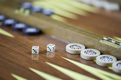 Tabla Del Backgammon Y Primer De Los Dados Del Doble Seis Foto De