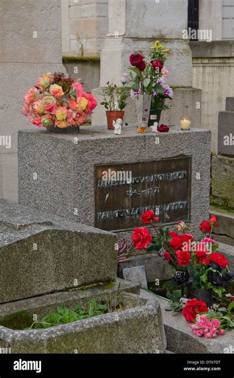 Tombe De Jim Morrison Au Cimetière Du Père Lachaise à Paris France