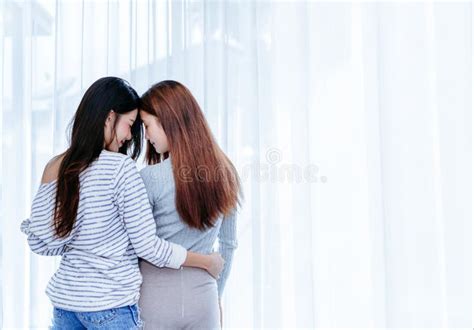 Lesbienne Deux Asiatique Regardant Ensemble Dans La Chambre à Coucher