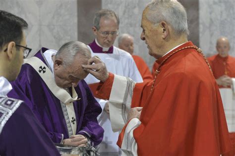 Nela, se marca a forma de uma cruz na testa dos que frequentam os cultos da igreja. Papa celebra a Quarta-Feira de Cinzas em igreja de Roma ...