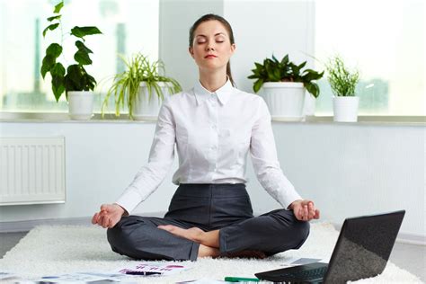 Yoga In Ufficio Semplici Esercizi Da Praticare Sul Lavoro