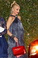 Gwen Stefani finally confirms her pregnancy... with a well-placed hand ...
