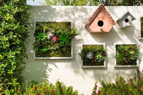 Salah satu karyanya yang menarik adalah desain rumah mewah. 12 inspirasi taman rumah minimalis di lahan kecil
