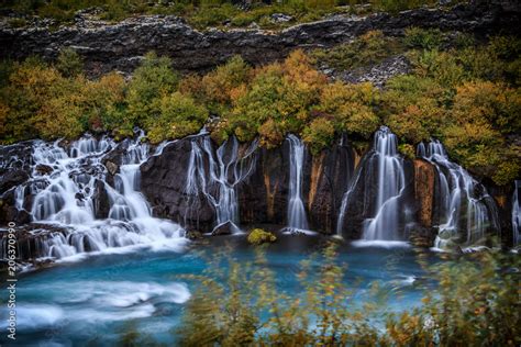 Hraunfossar Wasserfall In Island Herbstliche Bunte Landschaft Stock