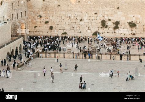 Pueblo Judío Orando Ante El Muro De Las Lamentaciones Jerusalén