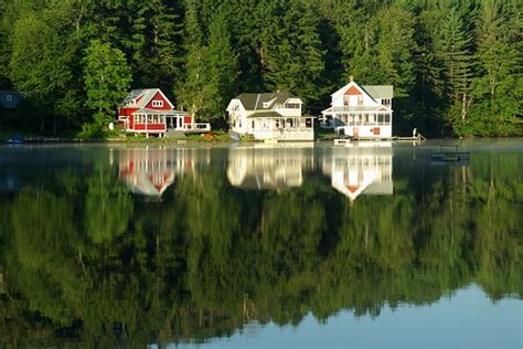 10 Picturesque Lake Houses Around The World