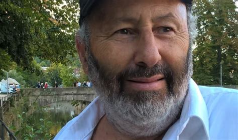 אנו במירוץ נגד הזמן, צאו להתחסן לפני שלא תוכלו איפה הם היום: הבמאי והמוזיקאי מיקי בהגן | מעריב