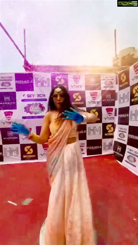roopal tyagi instagram this is making my head spin 😂 💜💚🧡💙 ️💛 360video holiinvasion happyholi