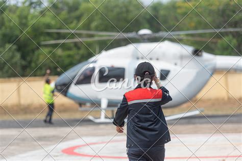 Helicopter Landing Officer Trains Operating Helipad Photos By Canva